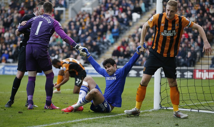 Tiền đạo Diego Costa được cá cầu thủ Hull City dìu ra sân