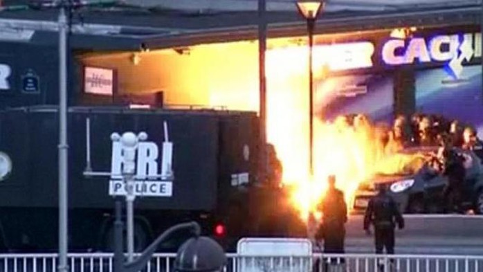 Hình ảnh cắt từ video cho thấy một vụ nổ trước cửa hàng Do Thái khi cảnh sát tấn công vào. Ảnh: REUTERS