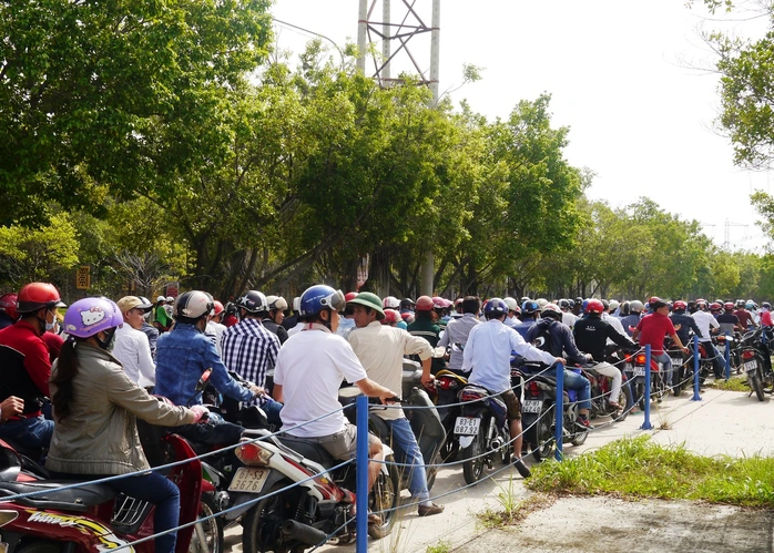 Càng về chiều khách tham quan kéo đến càng đông, khiến lối dẫn vào KLD kẹt cứng. Một chiếc xe máy mất 30-45 phút mới tìm được bãi đậu xe.