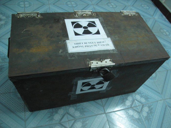 Thiết bị chứa nguồn phóng xạ được xử lý bằng cách bỏ trong thùng sắt đậy bằng một tấm chì