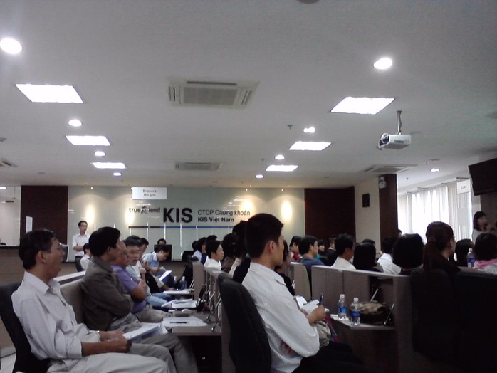 Chứng khoán giảm điểm nhưng giá trị giao dịch vẫn giữ ở mức cao với trên 3.500 tỉ đồng. Chứng khoán giảm điểm nhưng giá trị giao dịch vẫn giữ ở mức cao với trên 3.500 tỉ đồng.