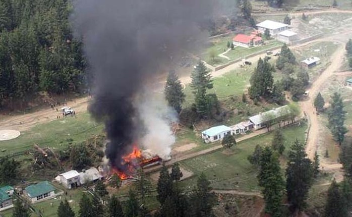 Đám cháy gây ra do trực thăng rơi xuống trường học. Ảnh: NDTV