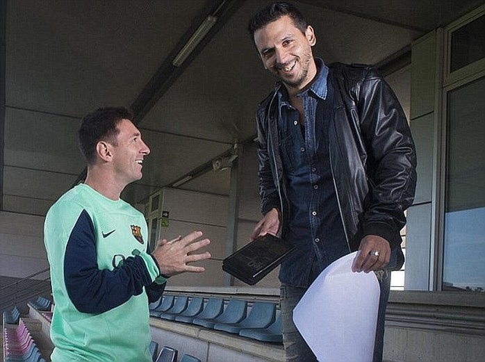 Nhà báo Jorge Topo Lopez trong một lần phỏng vấn Messi
