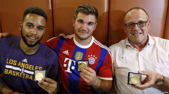 Các abg Anthony Sadler, Alek Skarlatos và ông Chris Norman nhận huy chương cho lòng dũng cảm. Ảnh: Reuters