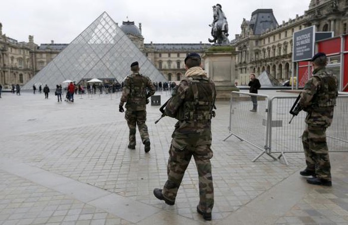 Binh sĩ Pháp bảo vệ bảo tàng Louvre ở Paris hôm 8-1. Ảnh: Reuters
