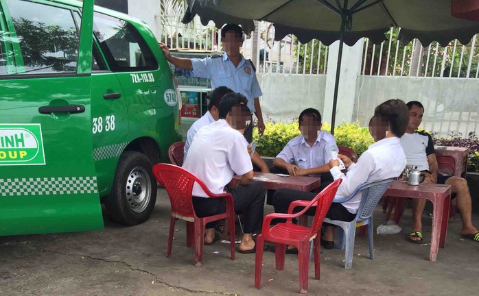 Một nhóm tài xế ở TP HCM tranh thủ “làm vài ván” đầu nămẢnh: THÀNH ĐỒNG