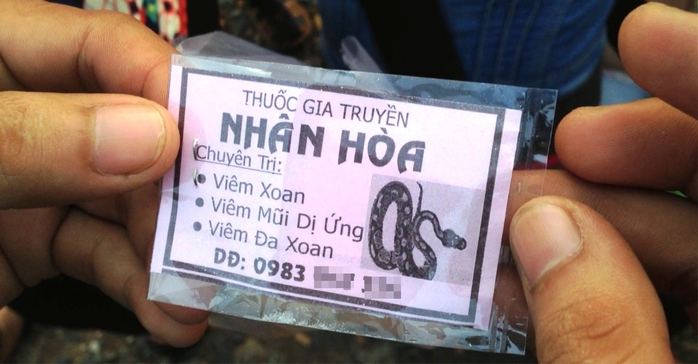 Ông Thanh đang dùng chiêu diễn ảo thuật để bán thuốc dỏm (ảnh trên) và
gói bột không rõ nguồn gốc được cho là thần dược