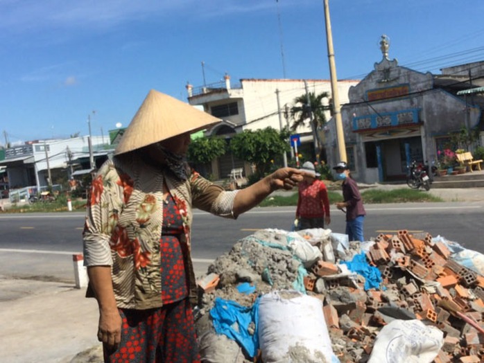 Bị can Châu Thị Ba vẫn ngang nhiên đập phá tài sản người khác