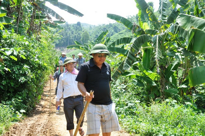 Thiếu tướng Hồ Sỹ Tiến (đi đầu) và Thiếu tướng Đặng Trần Chiêu (đi sau) trực tiếp chỉ huy phá án tại hiện trường trưa 14-8