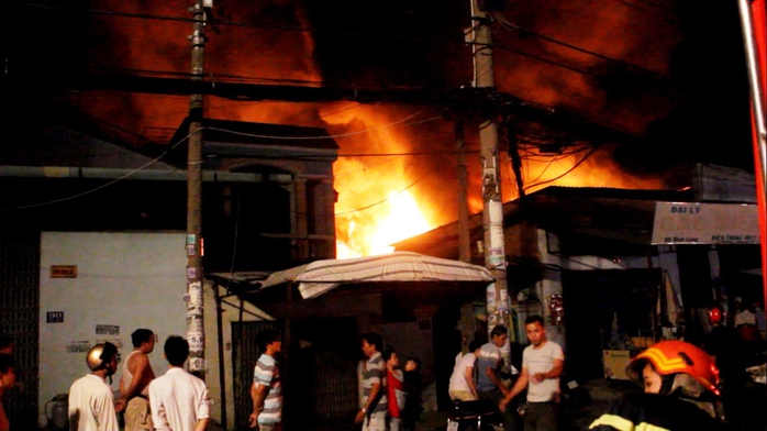 Đám cháy cửa hàng mút xốp tại quận Tân Phú kéo dài hơn 3 giờ vào tối 31-3