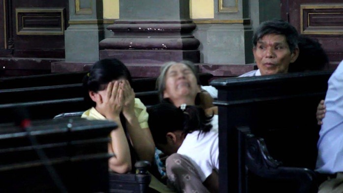 Mẹ và chị của Nguyễn Anh Tín khóc nức nở khi nghe tòa tuyên án tử hình đối với bị cáo