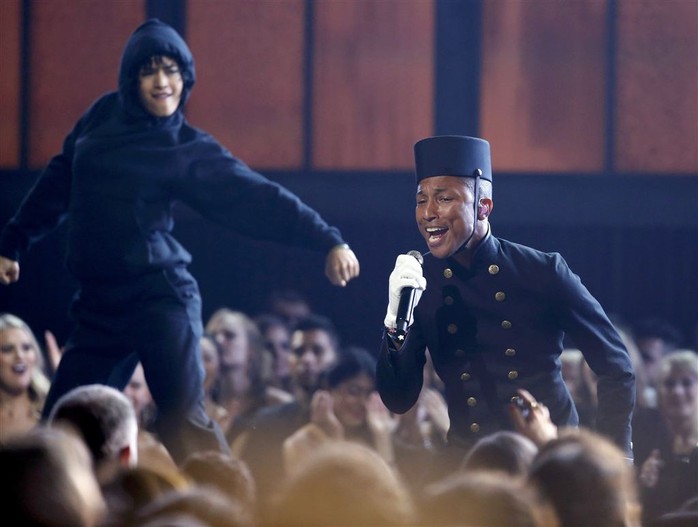 Pharrell Williams trình diễn lại hit Happy