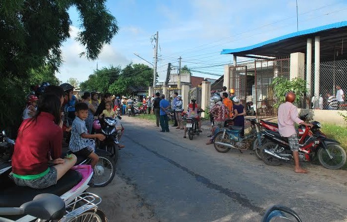 Người dân hiếu kỳ vây quanh căn nhà, hiện trường nơi xảy ra cái chết của người phụ nữ.