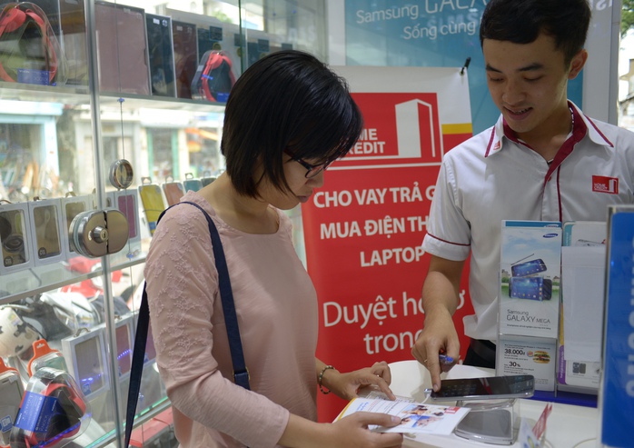 Nhân viên Home Credit đang tư vấn cho khách hàng Nhân viên Home Credit đang tư vấn cho khách hàng
