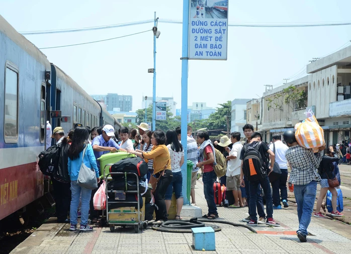 Du khách chen nhau lên tàu trở về nơi làm việc sau nhiều ngày nghỉ lễ tại Đà Nẵng