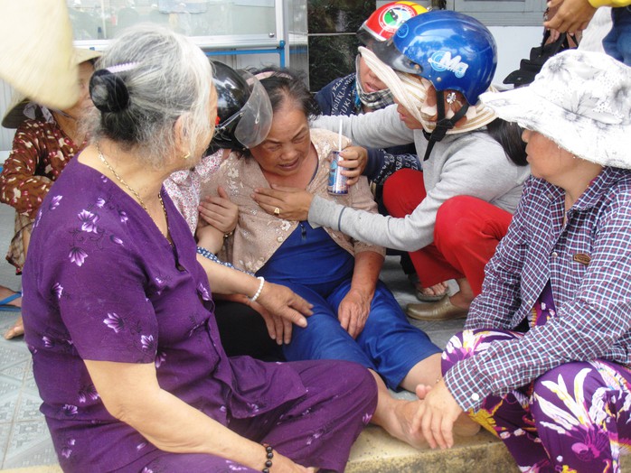 Bà Phạm Thị Nga, vợ cụ Nguyễn Chim, khóc ngất tại UBND xã trước cái chết của chồng