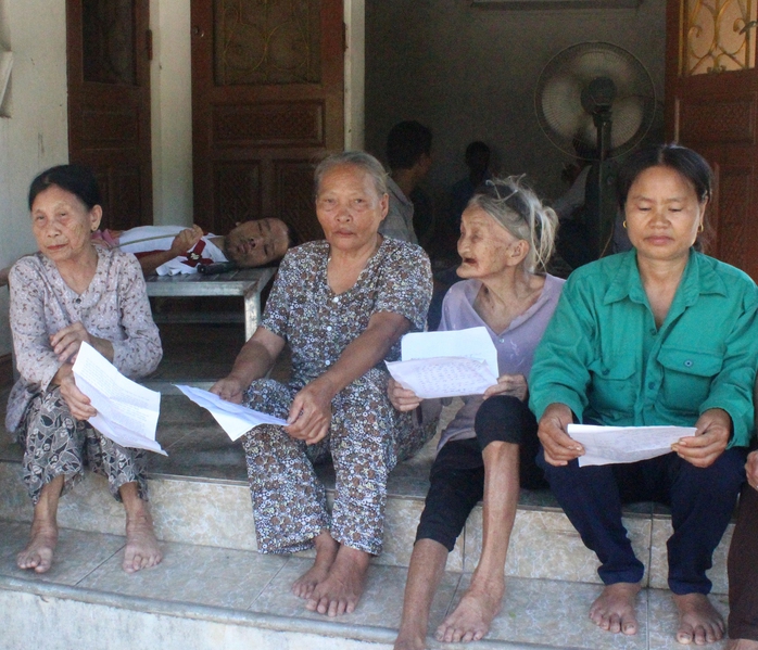 Nhiều người dân nghèo tập trung tại nhà bà Hồ Thị Hoa (xã Quỳnh Thạch, huyện Quỳnh Lưu, tỉnh Nghệ An) đòi nợ