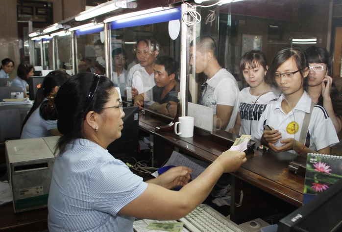 Hành khách mua vé theo kiểu truyền thống tại ga Hà Nội