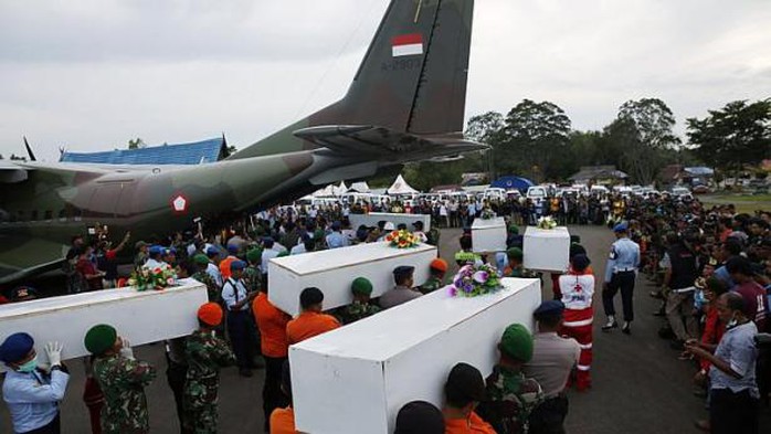 Đưa các thi thể được tìm thấy lên máy bay. Ảnh: Reuters