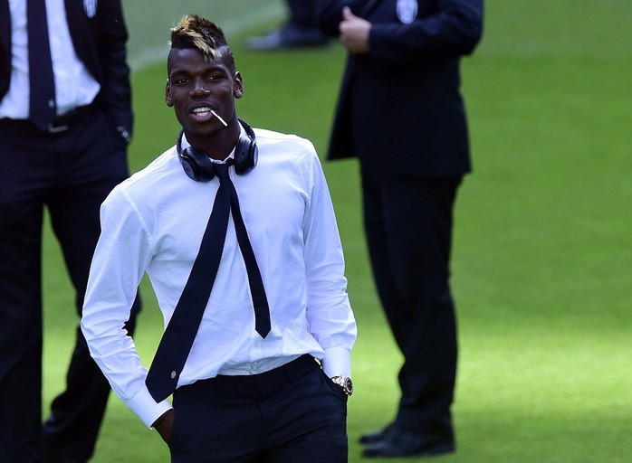 Pogba cùng đồng đội vừa nghe nhạc vừa chụp ảnh ở sân Bernebeu