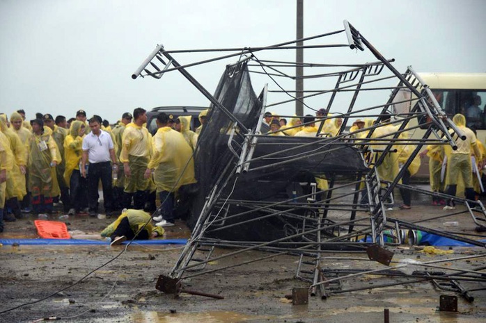 Cô gái bị giàn giáo đè trúng trong sân bay Tacloban hôm 17-1. Ảnh: ABS-CBN