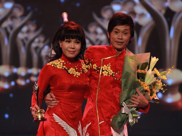 Hoài Linh và Việt Hương trên sân khấu Lễ trao Giải Mai Vàng