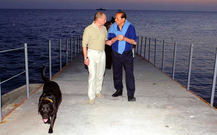 Ông Putin mời ông Berlusconi đến chơi ở Sochi năm 2005. Ảnh: Telegraph