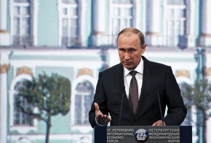 Tổng thống Nga Vladimir Putin phát biểu tại Diễn đàn kinh tế quốc tế St. Petersburg 2015 hôm 19-6. Ảnh: Reuters