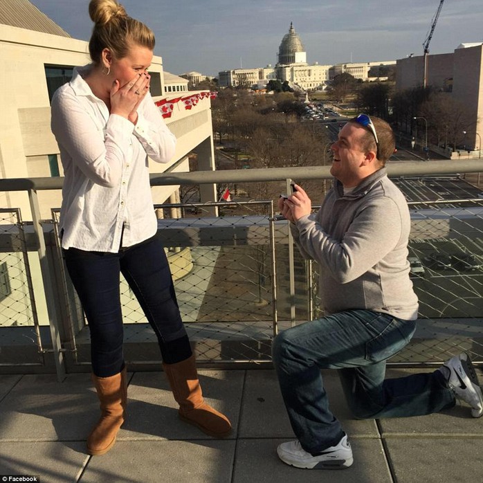 Ward cầu hôn cô Melissa Ott trong tấm ảnh tải trên Facebook