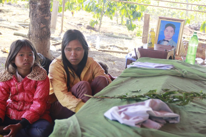 Sáng ngày 7-4, gia đình cùng người thân đang làm lễ tang cho nạn nhân Rơ Châm Thul. Bên quan tài chồng, chị chị Đinh Thị Hoa khóc lên khóc xuống.