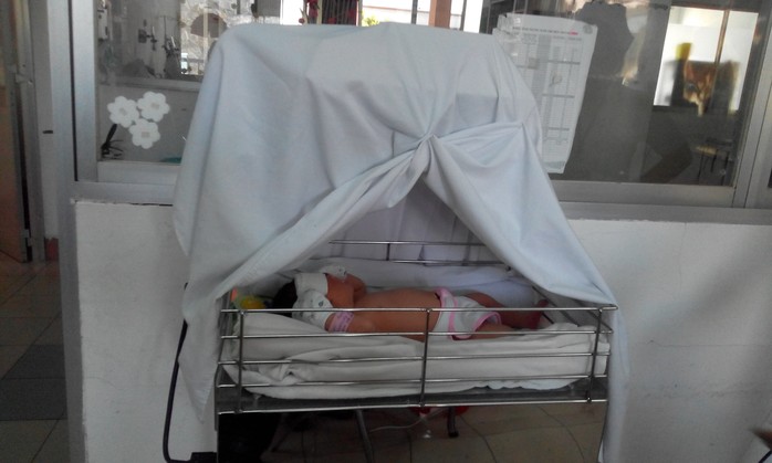 Bé gái sơ sinh bị bỏ rơi đang được chăm sóc tại Bệnh viện quận 2