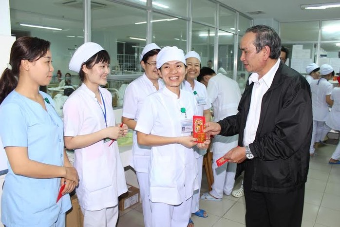 Ông Nguyễn Hòa, Chủ tịch LĐLĐ tỉnh Khánh Hòa, thăm hỏi động viên cán bộ y, bác sĩ trực đêm tại Bệnh viện Đa khoa tỉnh Khánh Hòa