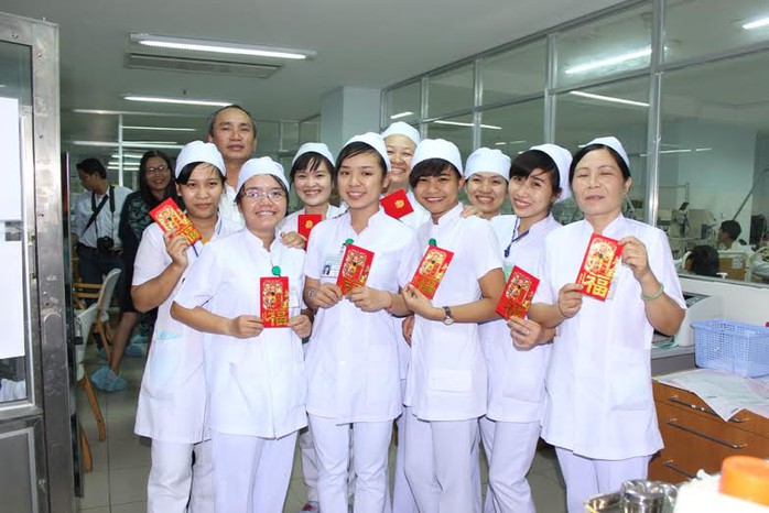 Niềm vui của các y tá trẻ khi được công đoàn các cấp động viên