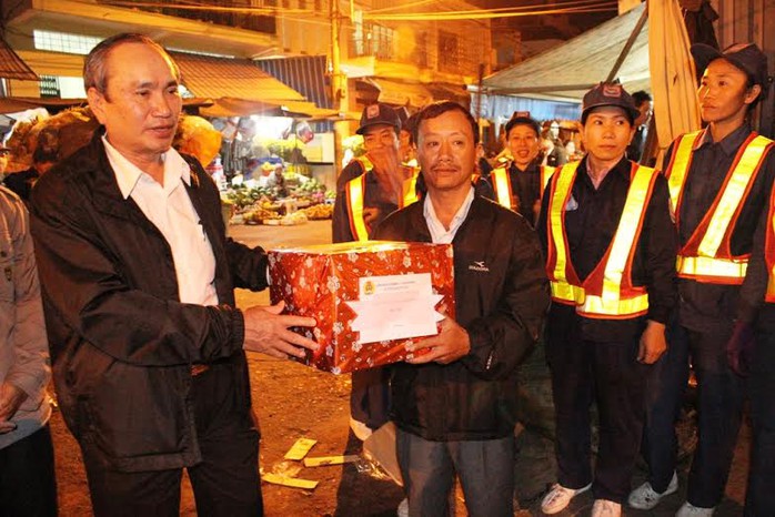 Ông Nguyễn Hòa, Chủ tịch LĐLĐ tỉnh Khánh Hòa, tặng quà tết cho các công nhân vệ sinh