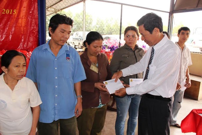 Ông Lê Xuân Hải, Phó Chủ tịch LĐLĐ tỉnh Khánh Hòa, trao quà Tết cho công nhân có hoàn cảnh khó khăn