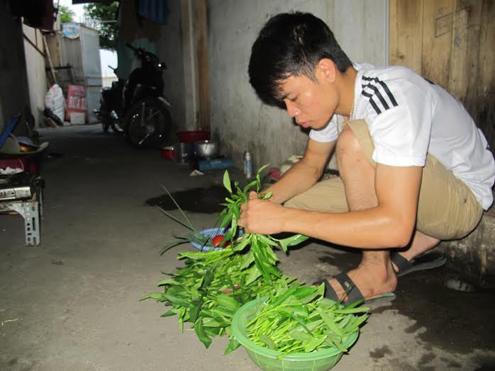 Bữa ăn hàng ngày của công nhân chủ yếu là rau   ẢNH: VĂN DUẨN