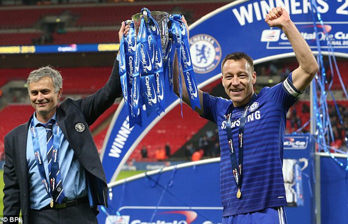 HLV Mourinho và Terry nâng cao cúp vô địch