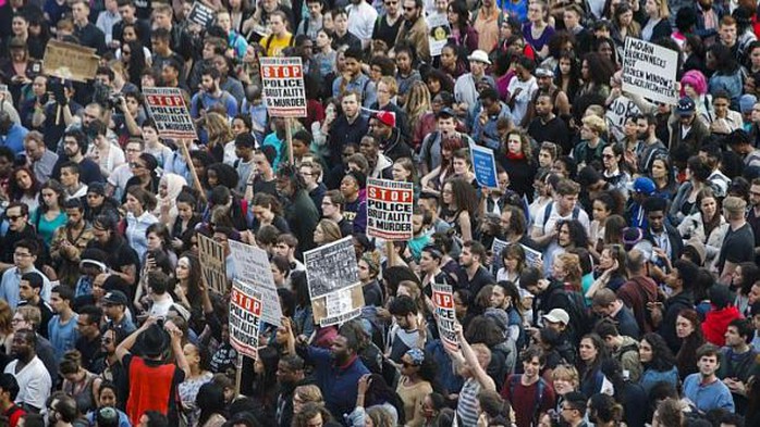 Hàng ngàn người biểu tình ở TP New York. Ảnh: Reuters