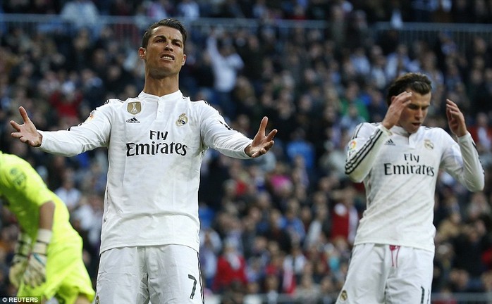 Ronaldo giận dữ sau pha chơi bóng cá nhân của Bale