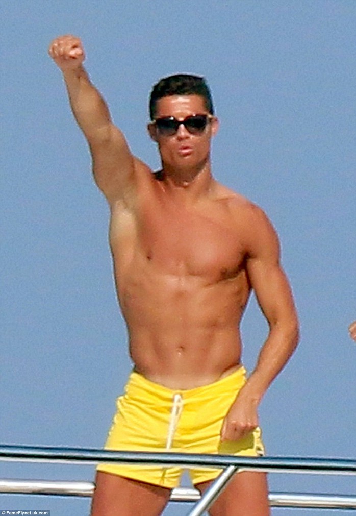 Ronaldo khởi động bằng một điệu nhảy vu nhộn trước khi xuống nước
