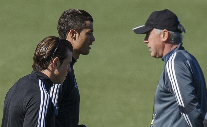 HLV Ancelotti nói chuyện với Ronaldo và Bale trong buổi tập trước trận tiếp Schalke