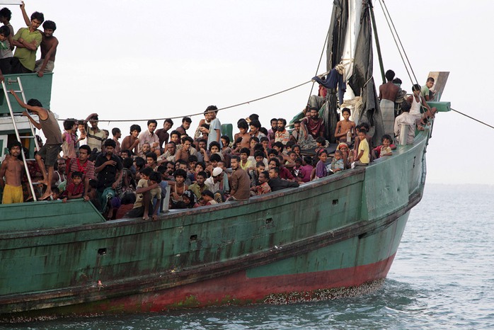 Nhiều con tàu chở người di cư vẫn còn lênh đênh trên biển. Ảnh: Antara