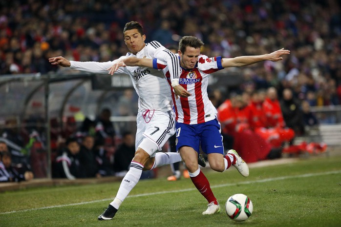Ronaldo (trái) ra sân từ băng ghế dự bị trong trận thua Atletico Madrid