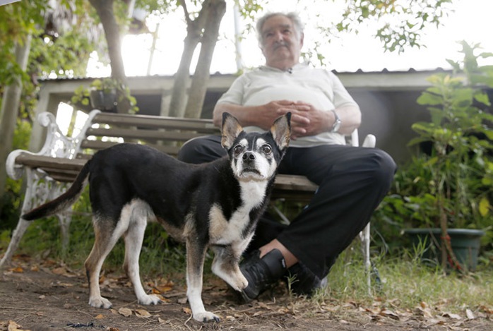 ...cùng với chú chó 3 chân Manuela. Ảnh: Reuters