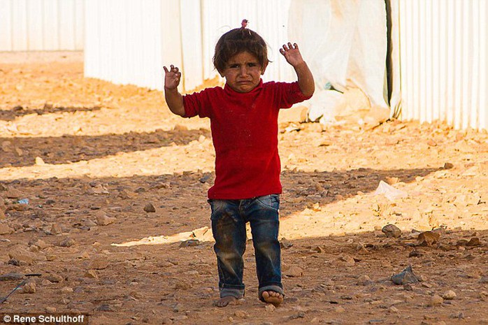 Thêm một cô bé Syria đầu hàng ống kính máy ảnh. Ảnh: Daily Mail