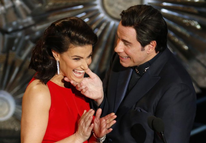 Idina Menzel và John Travolta trên sân khấu Lễ trao Giải Oscar lần thứ 87