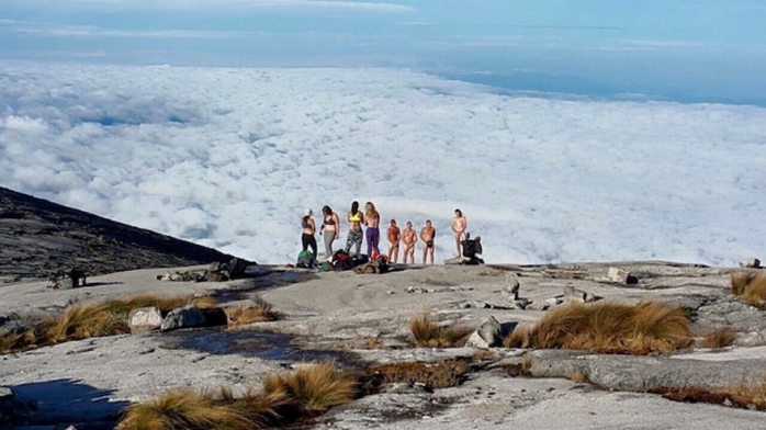 Những bức ảnh những du khách cời đồ chụp ảnh trên đỉnh núi thiêng được phát tán trên Facebook đã khiến người dân Sabah phẫn nộ.