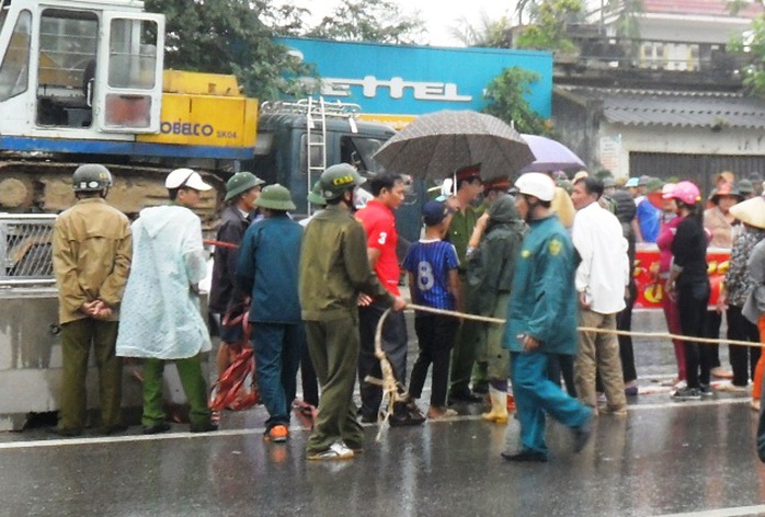 Người dân ở Thanh Hóa tràn ra đường kiến nghị lực lượng chức năng cho mở đường ngang để ra đồng cho gần