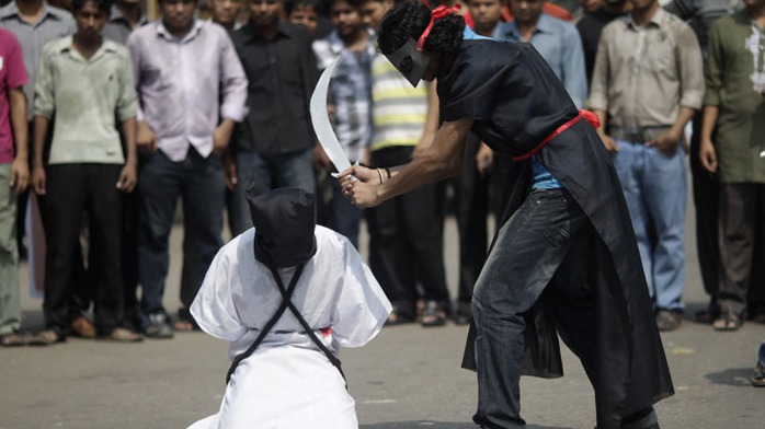 Những vụ tử hình bằng cách chặt đầu phạm nhân công khai và bêu xác thị chúng tại Ả Rập Saudi bị lên án là man rợ. Ảnh: Reuters