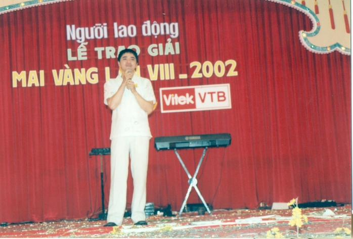 NS Quốc Thảo tại lễ trao Giải Mai Vàng năm 2002 (Khu du lịch Suối Tiên)